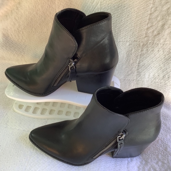 EUC Kari Blue Black Ankle Bootie stylish - Picture 3 of 12